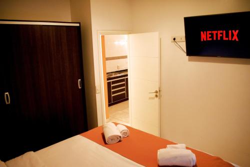 门多萨Umbral del Aconcagua的酒店客房,配有带毛巾的床