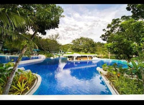 Lapu Lapu CityTambuli maribago seaside living and resort的度假村内带瀑布的游泳池