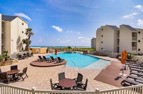 南帕诸岛Luxury Beachfront Condo with Private Pool &Terrace的一个带桌椅的游泳池和一个庭院