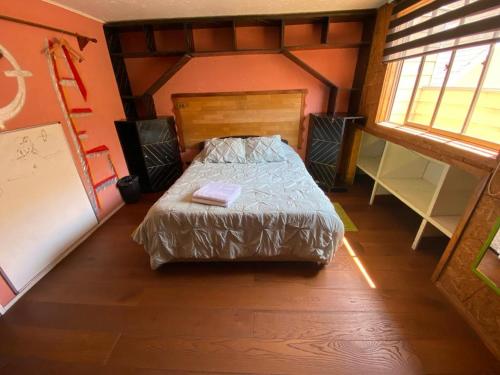 圣地亚哥Hostel Enea Homes的一间小房间的卧室,配有一张床铺