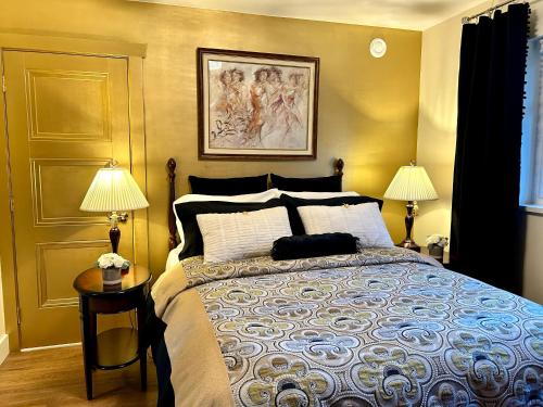苏克Seagull Studio Vacation Suite的一间卧室配有一张大床和两盏灯