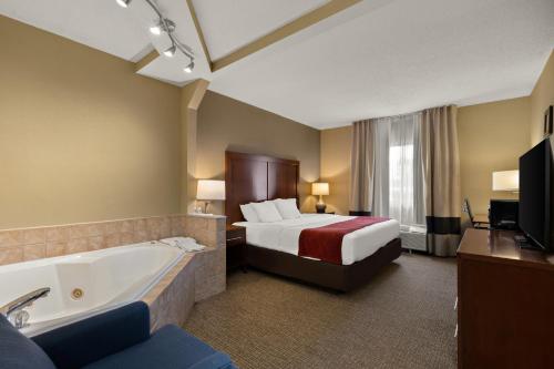 博登镇Comfort Inn Bordentown near NJ Turnpike的酒店客房配有一张床和浴缸。
