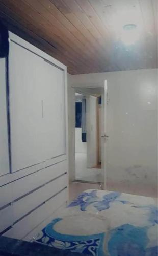 瓜拉普阿瓦Ap mobiliado的一间房间,地板上有一扇门和地毯