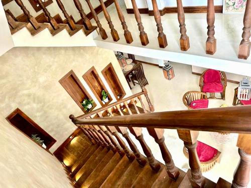贾夫纳Matheera holiday home的享有螺旋楼梯上方的红色椅子美景