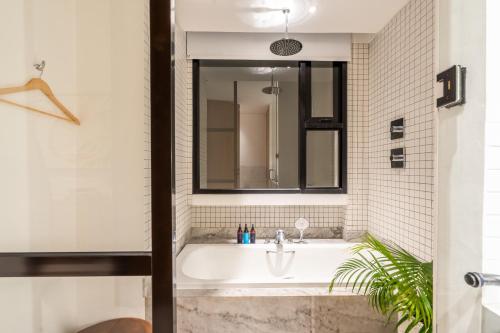 坎古Mandala Residences的浴室配有白色浴缸和水槽