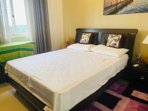 PannipitiyaRental Apartment in Kottawa的卧室配有一张带白色床单和枕头的大床。