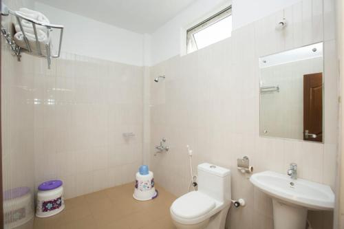 马西尼古蒂SECRET IVORY的白色的浴室设有卫生间和水槽。