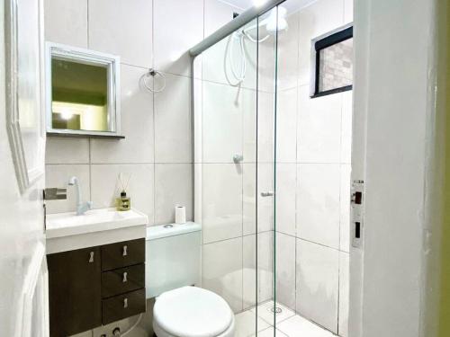 巴西利亚2 Quartos Completo Barato的带淋浴、卫生间和盥洗盆的浴室