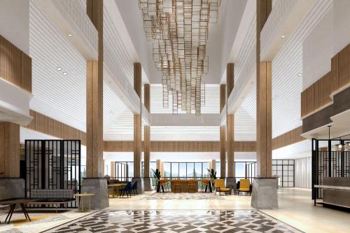 当格浪雅高酒店集团管理的班达拉国际酒店的大堂设有吊灯和桌椅