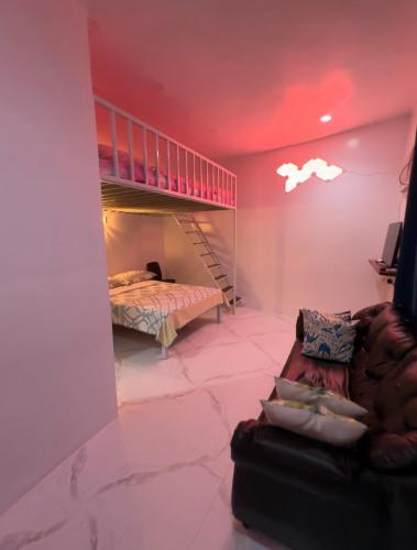 奥隆阿波Cozy room with outdoor swimming pool的客厅配有双层床和沙发。