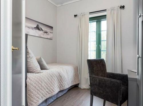加勒穆恩Studio Apartment Oslo AirPort的卧室配有床、椅子和窗户。