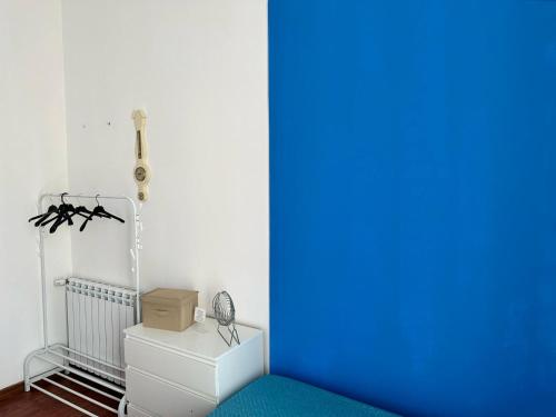 巴勒莫Via Zara的白色墙壁上的蓝色灯