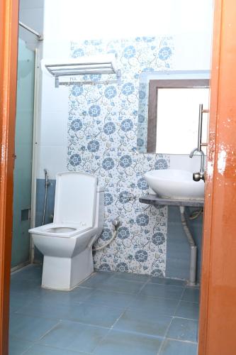 班加罗尔Airport Residency的一间带卫生间和水槽的浴室