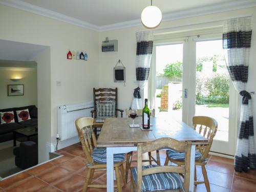 Aldringham3 Hazlewood的用餐室以及带桌椅的起居室。