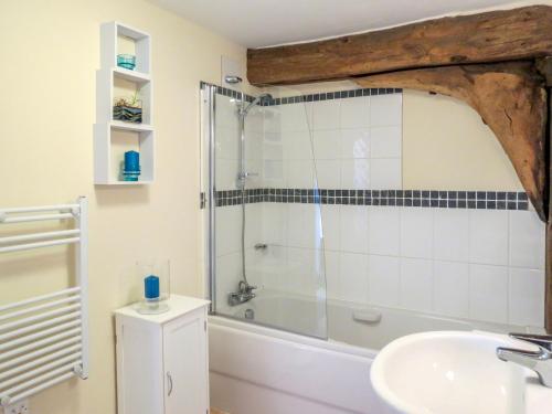 Aldringham3 Hazlewood的带淋浴、盥洗盆和浴缸的浴室