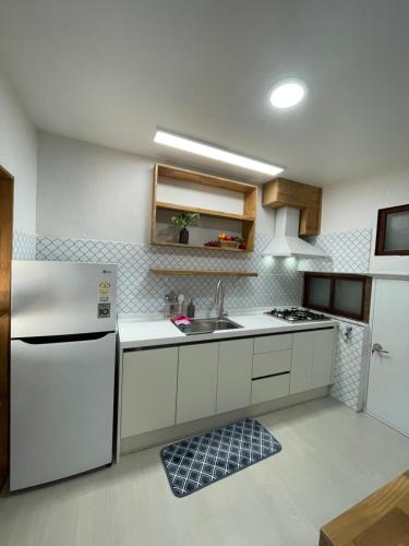 庆州한옥스테이 오늘 Hanok Stay Ohneul的厨房配有白色冰箱和水槽