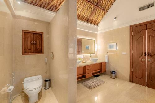 金巴兰Villa Dorado - Steps from Jimbaran Beach的一间带卫生间和水槽的浴室