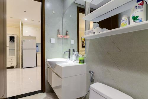 胡志明市Landmark 81 SHA PLUS Residence的白色的浴室设有水槽和冰箱。