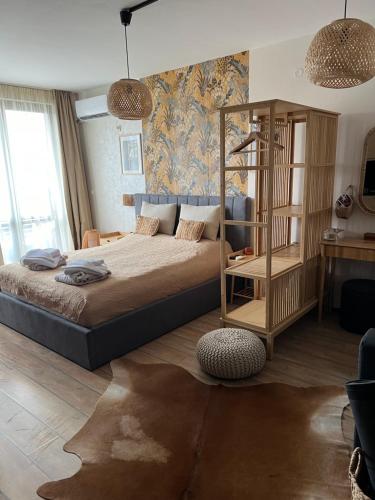 班斯科Luxury Studio in Alpinе Lodge with SPA的一间卧室设有一张床和一个书架
