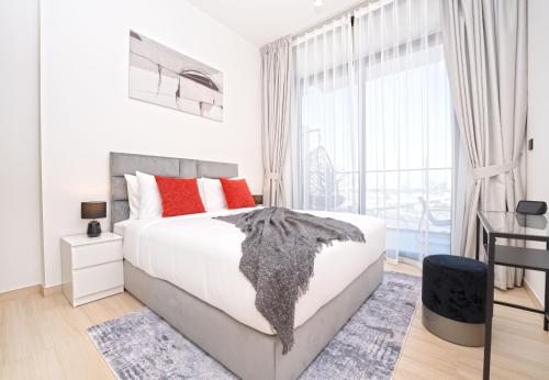 迪拜EasyGo - Binghatti Luna Stylish 1BR的白色的卧室设有床和大窗户