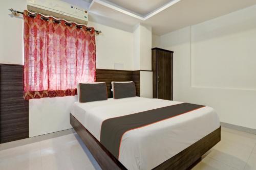 班加罗尔Redkey Transit Hotel Near Bangalore Airport的一间卧室设有一张大床和窗户