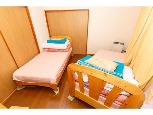 大石Lake Kawaguchi Rental Villa Tozawa Center - Vacation STAY 46833v的一间小房间,内设两张双层床