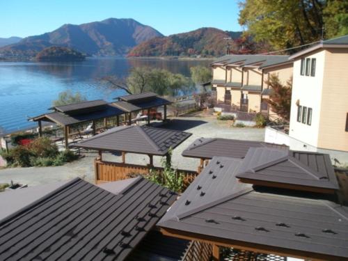 大石Lake Kawaguchi Rental Villa Tozawa Center - Vacation STAY 46833v的享有湖泊和山脉的度假胜地美景