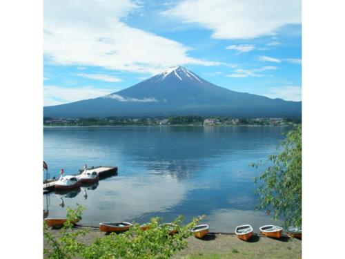 大石Lake Kawaguchi Rental Villa Tozawa Center - Vacation STAY 46680v的湖上山,水中泛舟