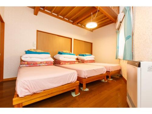大石Lake Kawaguchi Rental Villa Tozawa Center - Vacation STAY 46845v的双床间,铺有木地板