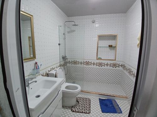 撒马尔罕Sam Rental 8的带浴缸、卫生间和盥洗盆的浴室