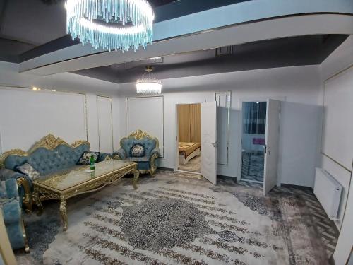 撒马尔罕Sam Rental 8的客厅配有蓝色家具和吊灯。