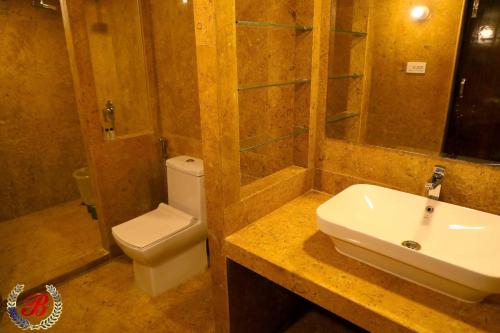 斋沙默尔Desert Camps Heritage Jaisalmer的浴室配有白色卫生间和盥洗盆。