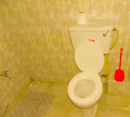 Kitengela Jack Haven Bnb的一间带卫生间和红色刷子的小浴室