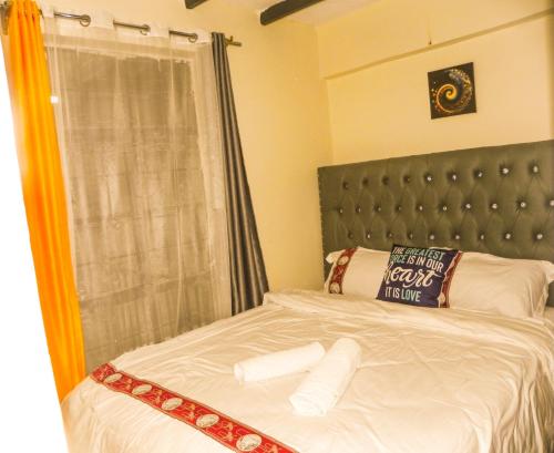 Kitengela Jack Haven Bnb的一间卧室配有一张床和一面大镜子