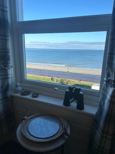 兰迪德诺格兰万默尔住宿加早餐旅馆（仅限成人）的一个带卫生间的浴室窗户,享有海景