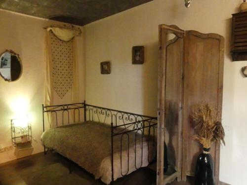 弗罗夏佩勒Suite romance的一间在房间内配有金属床的卧室
