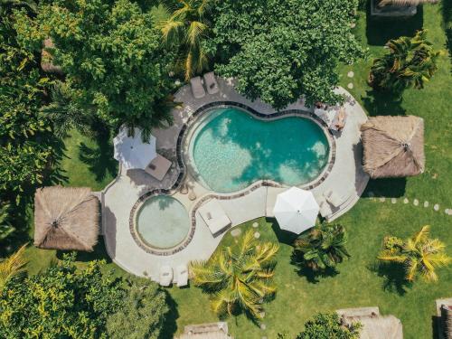 乌鲁瓦图Village Bali的享有度假村游泳池的顶部景致