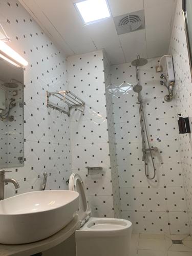 西哈努克西港宾馆的一间带水槽、卫生间和淋浴的浴室