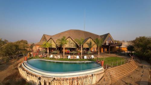 OpuwoOpuwo Country Lodge Campsite的享有带游泳池的度假村的空中景致