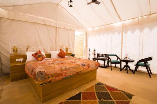 斋沙默尔Desert Dream Royal Camp with Pool的一间卧室配有一张床,帐篷内配有一张桌子