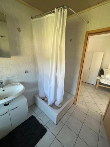 WarnowFerienwohnung im idyllischen Eickhof的浴室配有淋浴帘和盥洗盆。