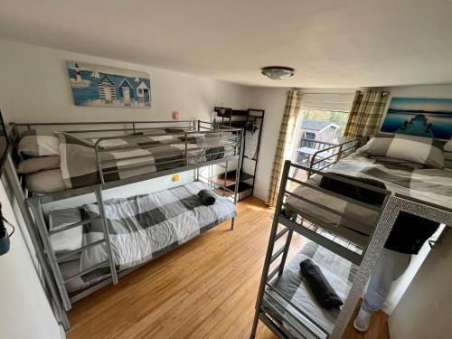 卡纳芬Cosy North Wales 2 BEDROOM Chalet的一间房间,设有三张双层床
