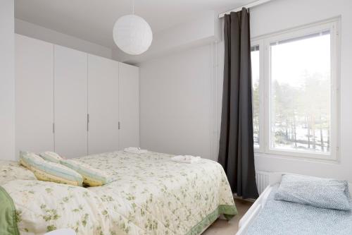 埃斯波New 2BR design home with sauna Espoo Park的白色的卧室设有床和窗户