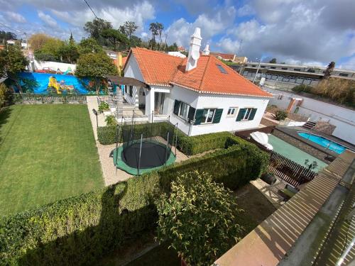 BelasBelas Rustic Chick的享有带游泳池的房屋的空中景致