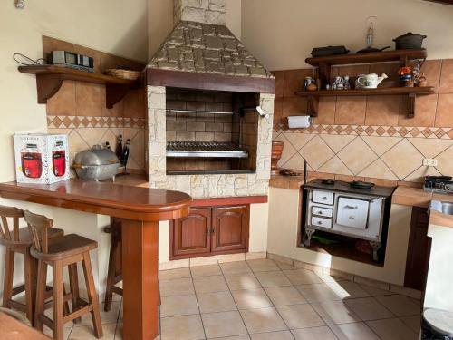 圣克鲁斯Hermosa casa amplia en zona residencial的厨房配有炉灶和带桌子的台面