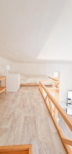 布拉格Your Prague Home的一间卧室设有两张床,铺有木地板