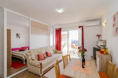 杜布罗夫尼克Sea View Apartment Nuncijata的客厅配有沙发和桌子