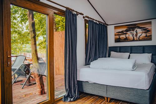 里泽Danzi camping tiny house的一间卧室配有一张床,阳台配有桌子