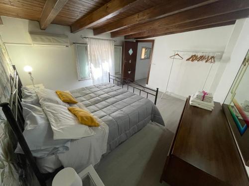 巴勒莫La Zisa Holiday的一间卧室配有一张大床和黄色枕头