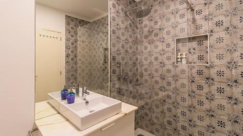 波尔图Charming Bessa Apartment by Unique Hosts的一间带水槽和淋浴的浴室